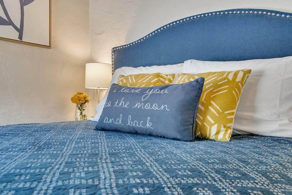 Rose Getaway Close To Downtown 2 Bed/1 Bath Holiday home