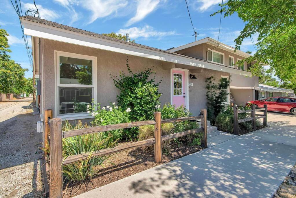 Rose Getaway Close To Downtown 2 Bed/1 Bath *
