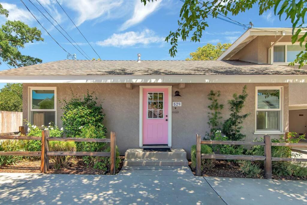 Rose Getaway Close To Downtown 2 Bed/1 Bath