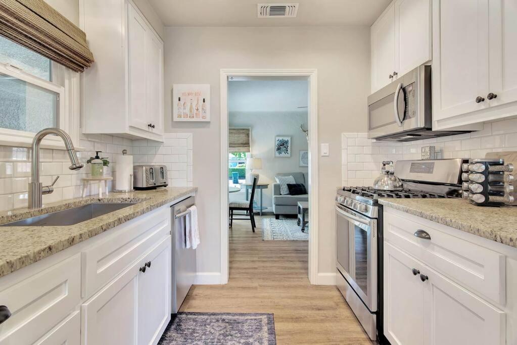 Rose Getaway Close To Downtown 2 Bed/1 Bath *