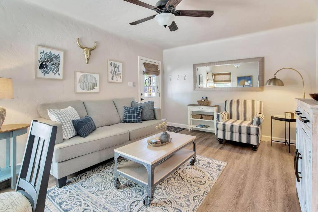 Rose Getaway Close To Downtown 2 Bed/1 Bath Holiday home