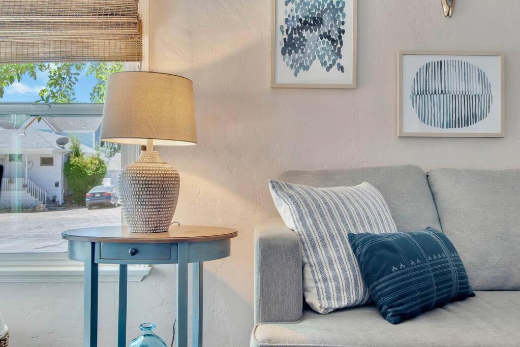 Rose Getaway Close To Downtown 2 Bed/1 Bath Holiday home *