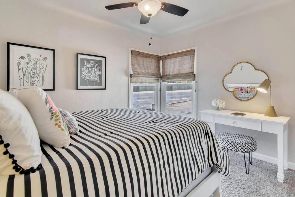 Holiday home Rose Getaway Close To Downtown 2 Bed/1 Bath *