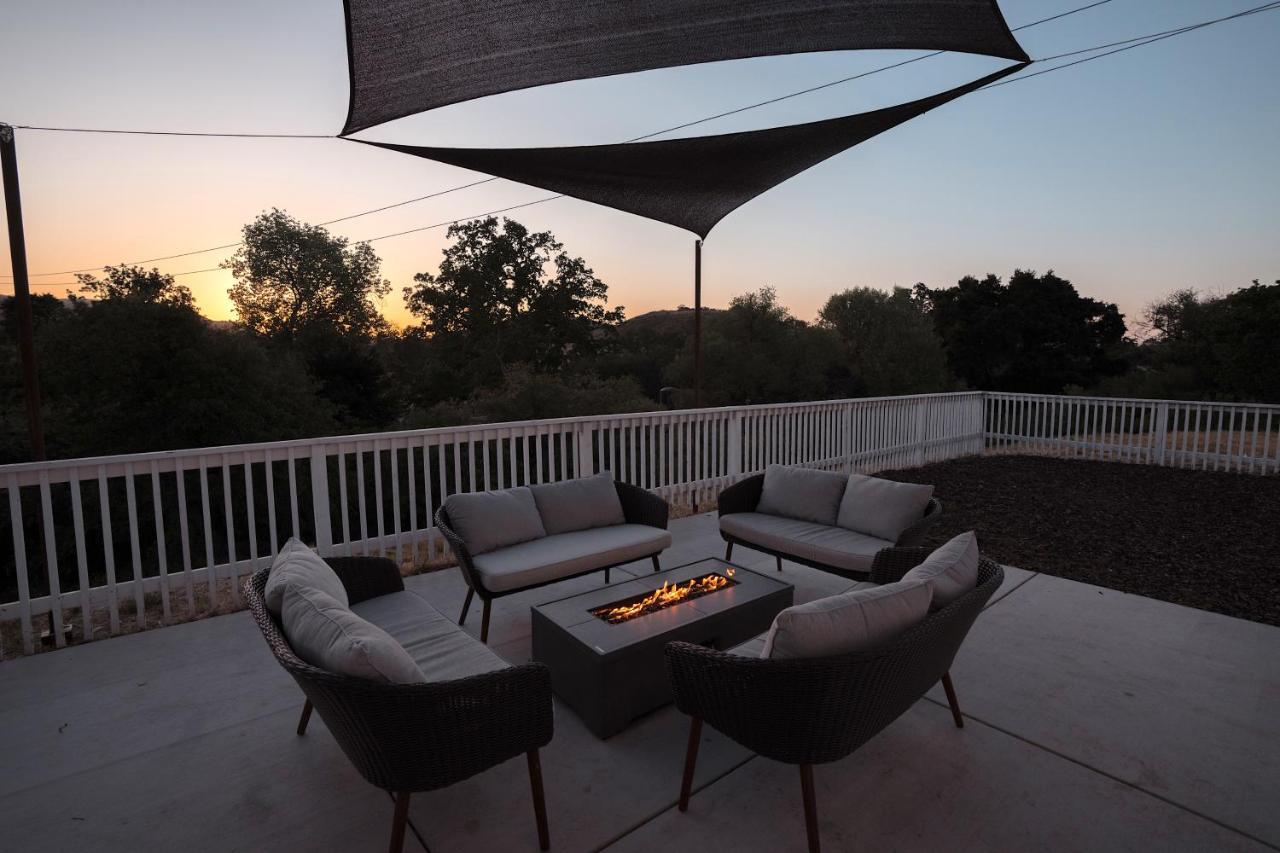 Wine Country Modern With Heated Pool, Hot Tub, Cybertruck Holiday home *