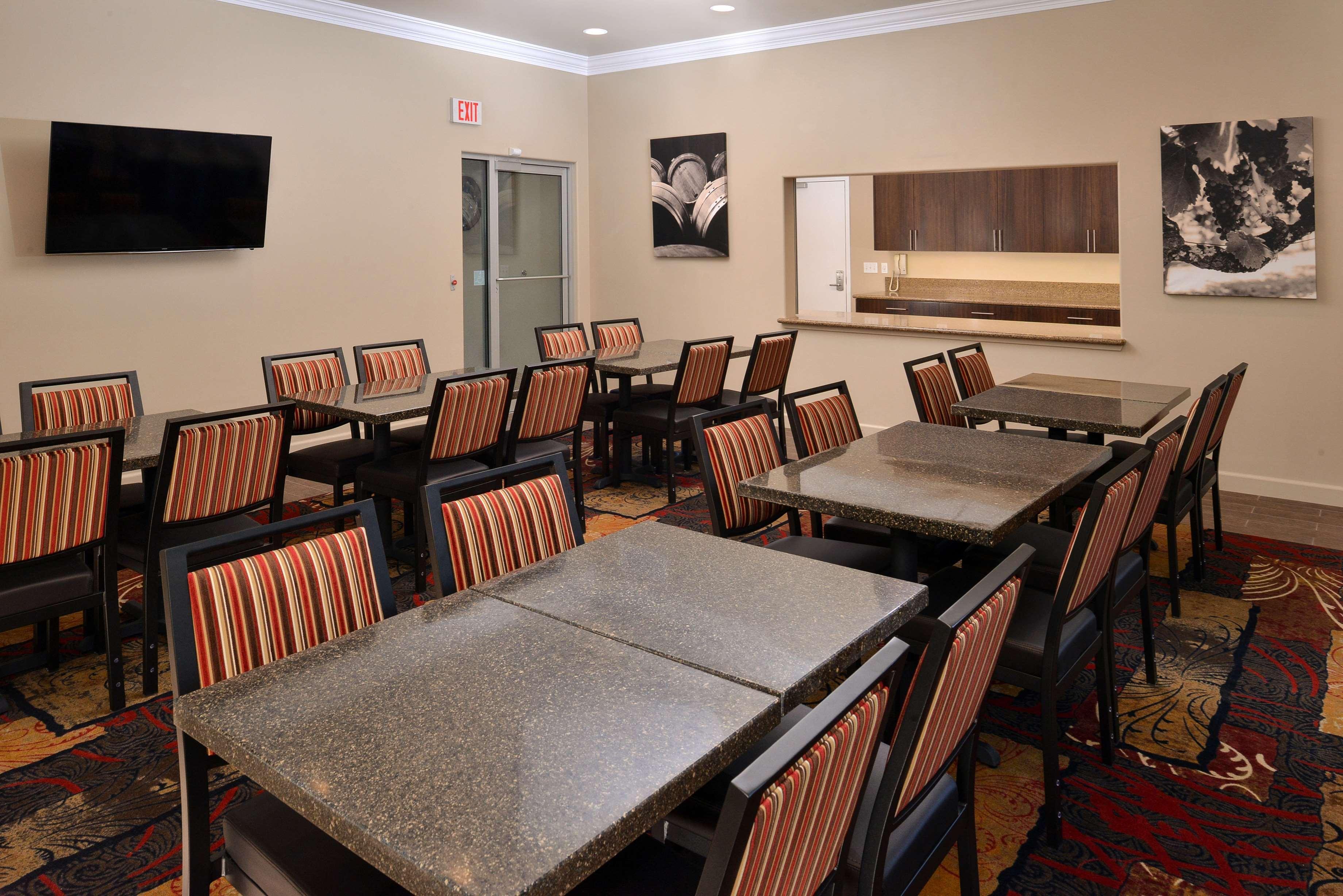 Best Western Plus Black Oak 3*