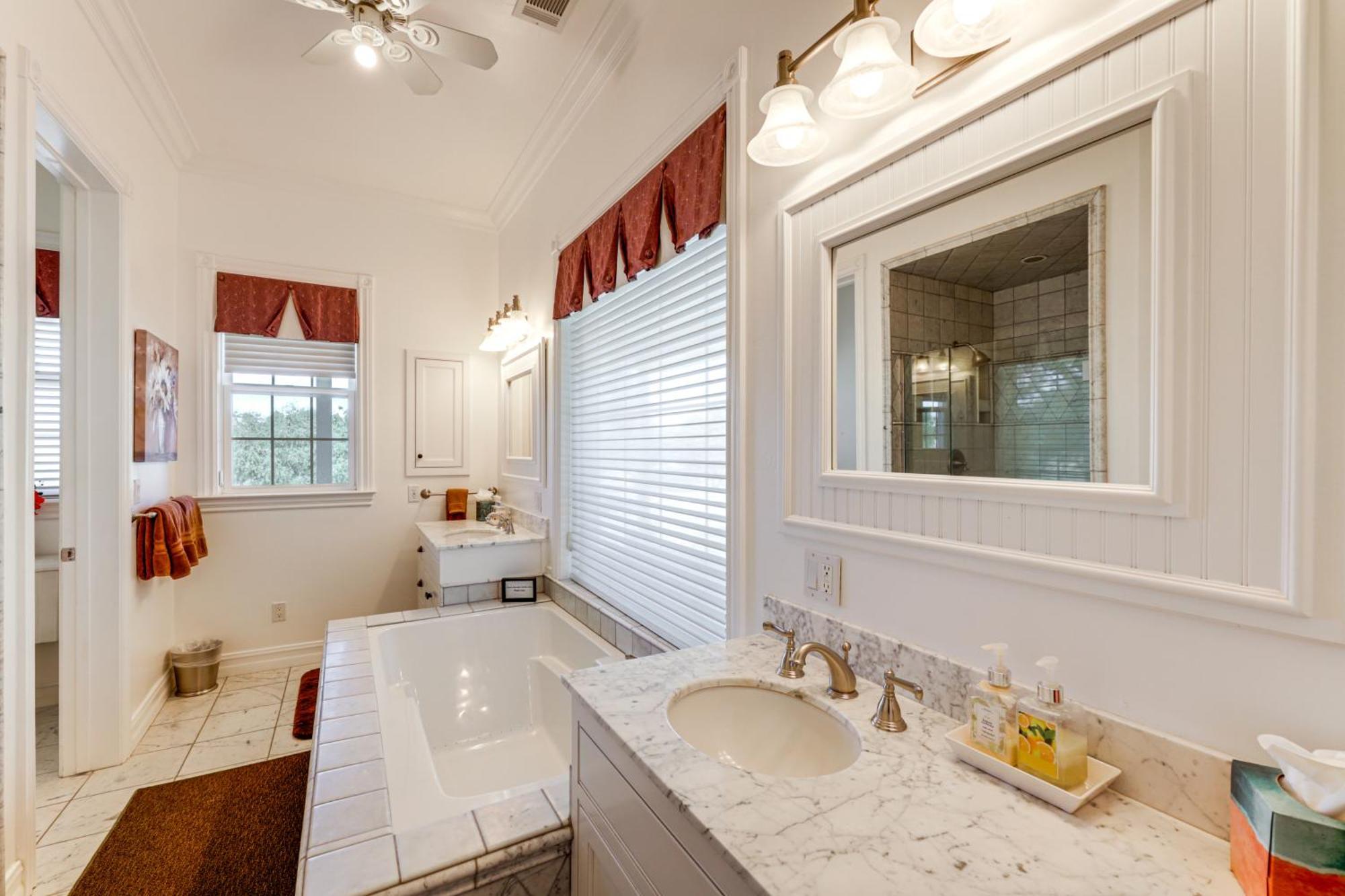 Gem With On-site Vineyard Pets Welcome! Holiday home *