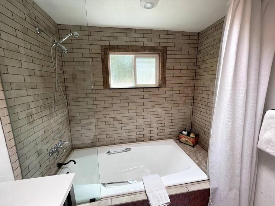 In The Oaks! Private Spa! Outdoor Shower Holiday home Paso Robles