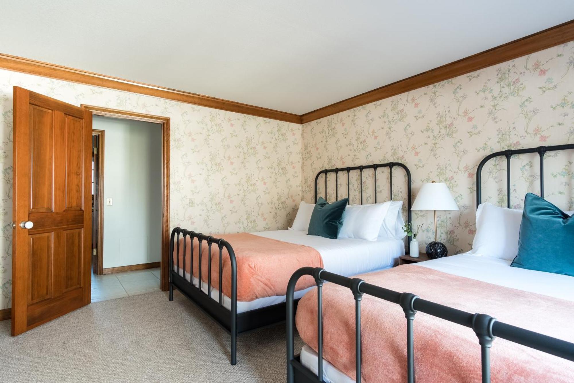 Holiday home Cathedral By Avantstay Charming Secluded Estate W Sauna Pool Table Views Of The Rolling Hills