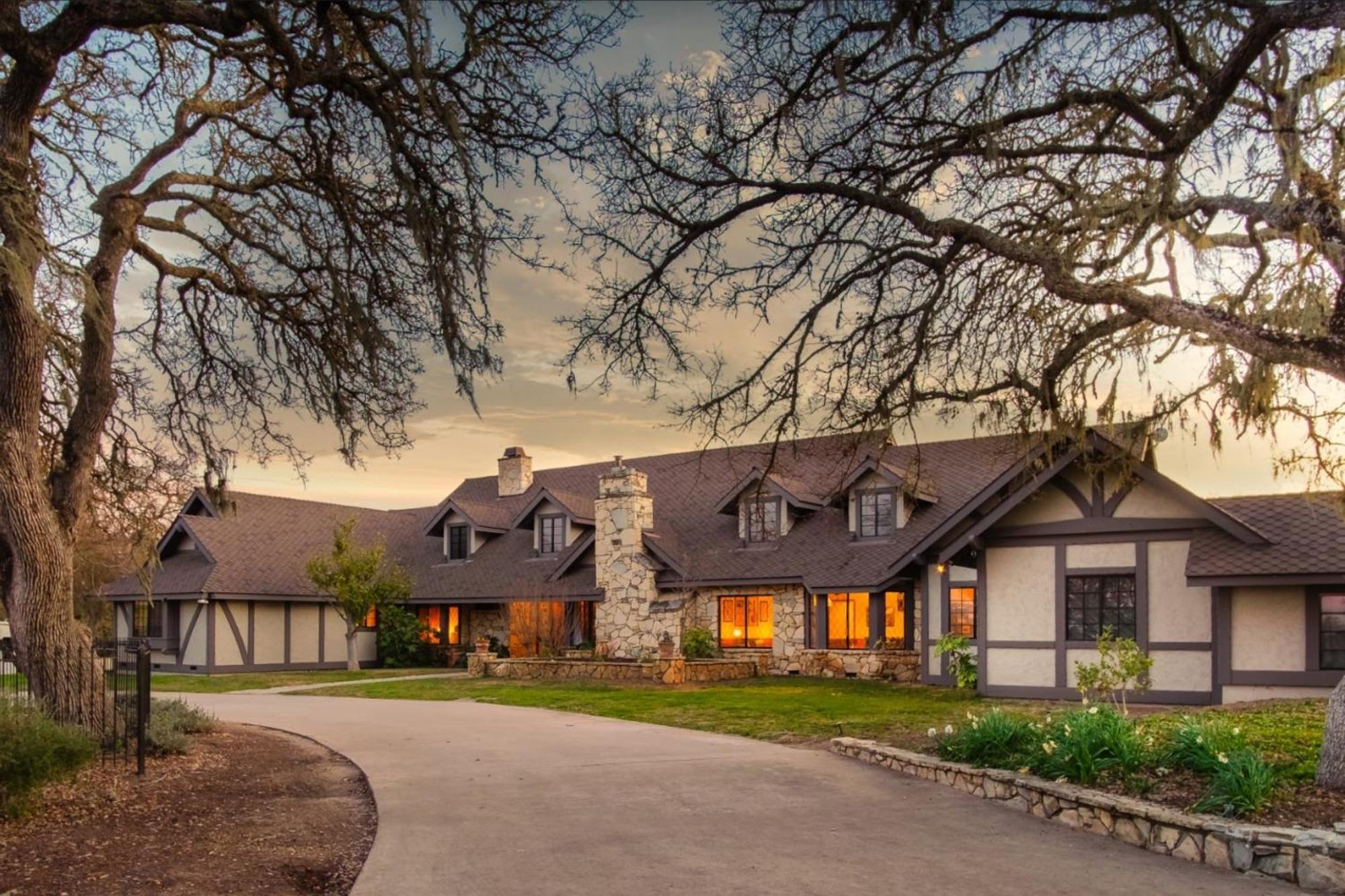 Cathedral By Avantstay Charming Secluded Estate W Sauna Pool Table Views Of The Rolling Hills Holiday home Paso Robles