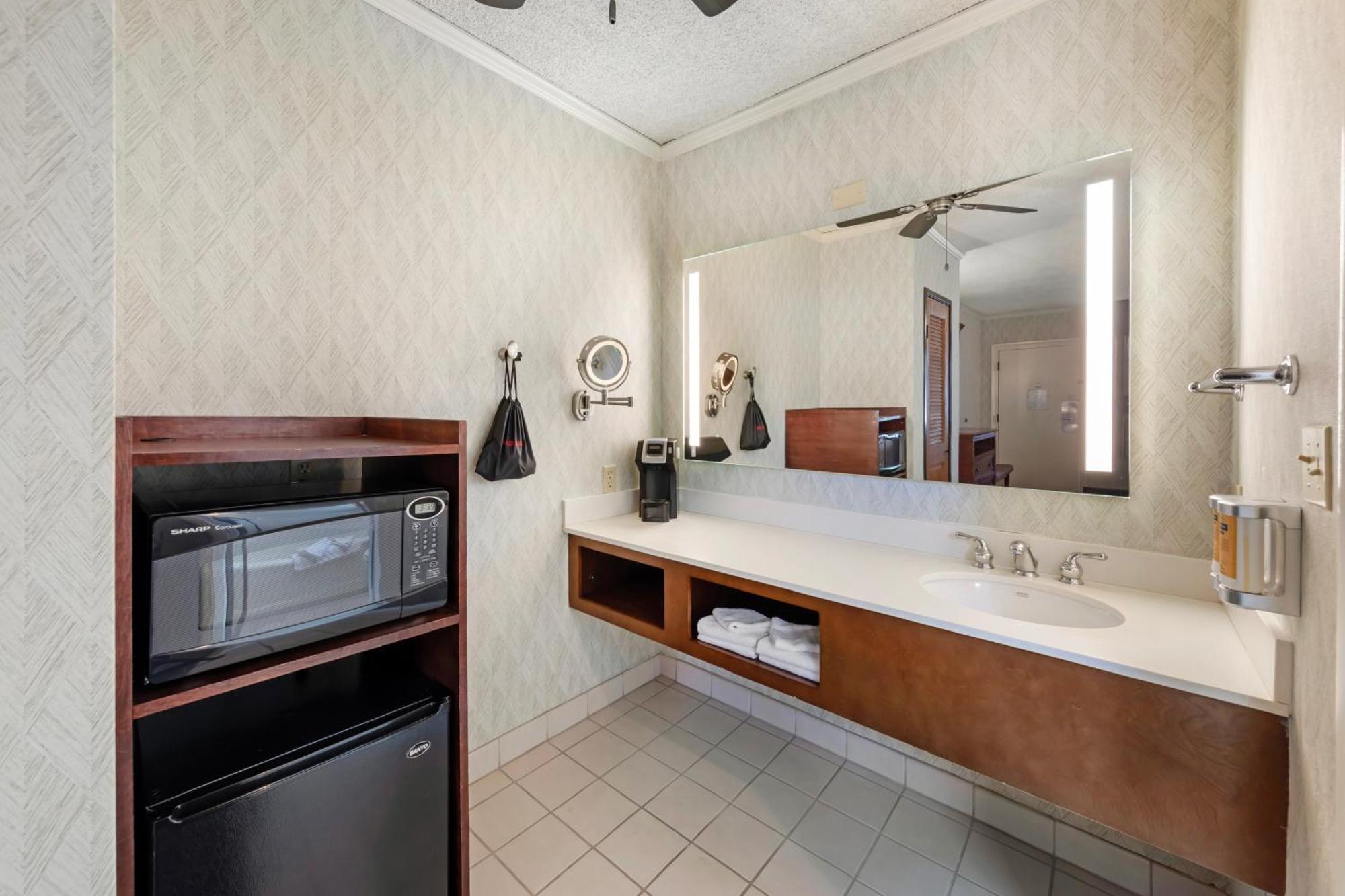 Best Western Plus Black Oak Hotel 3*