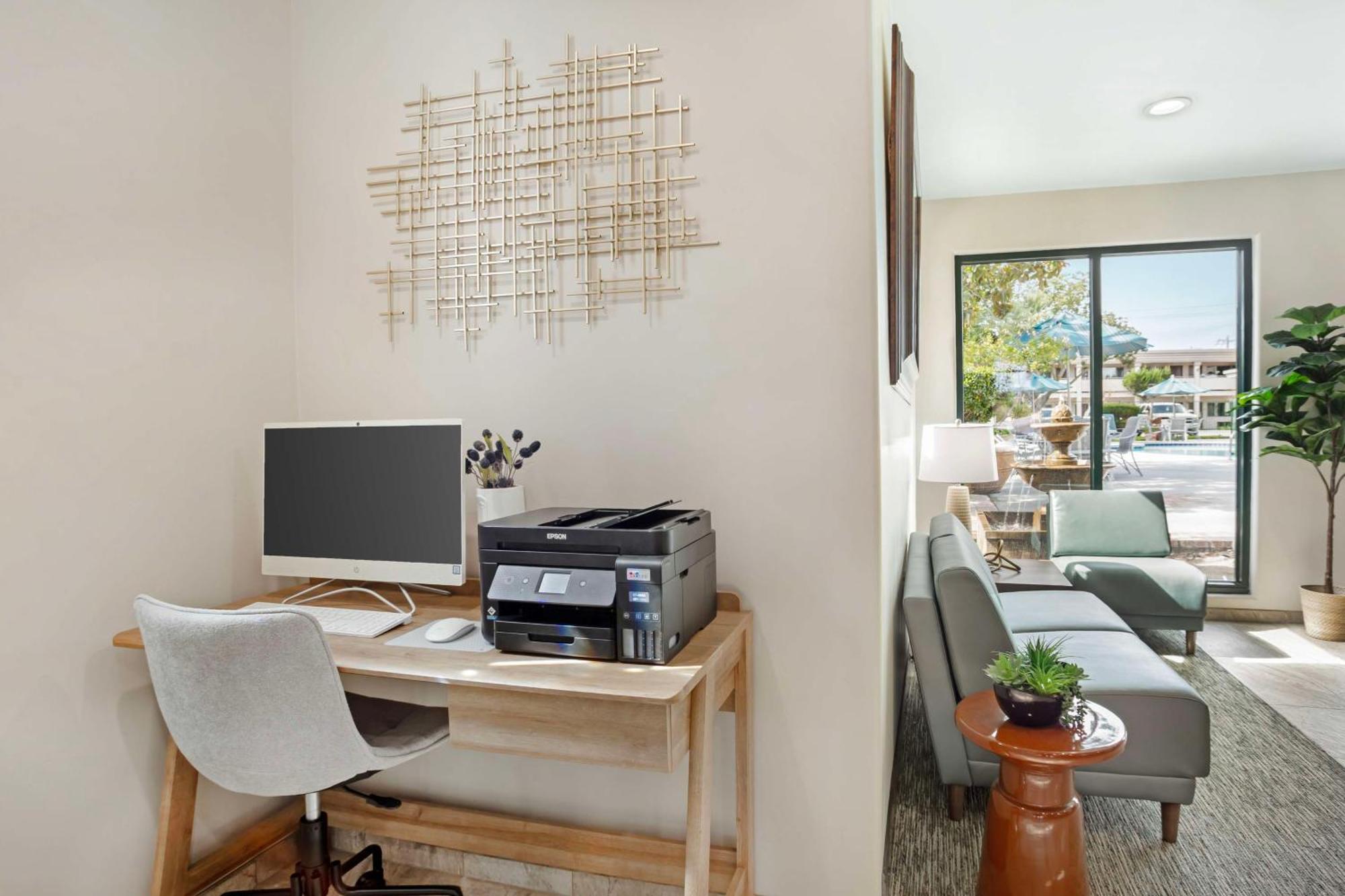 Best Western Plus Black Oak 3*