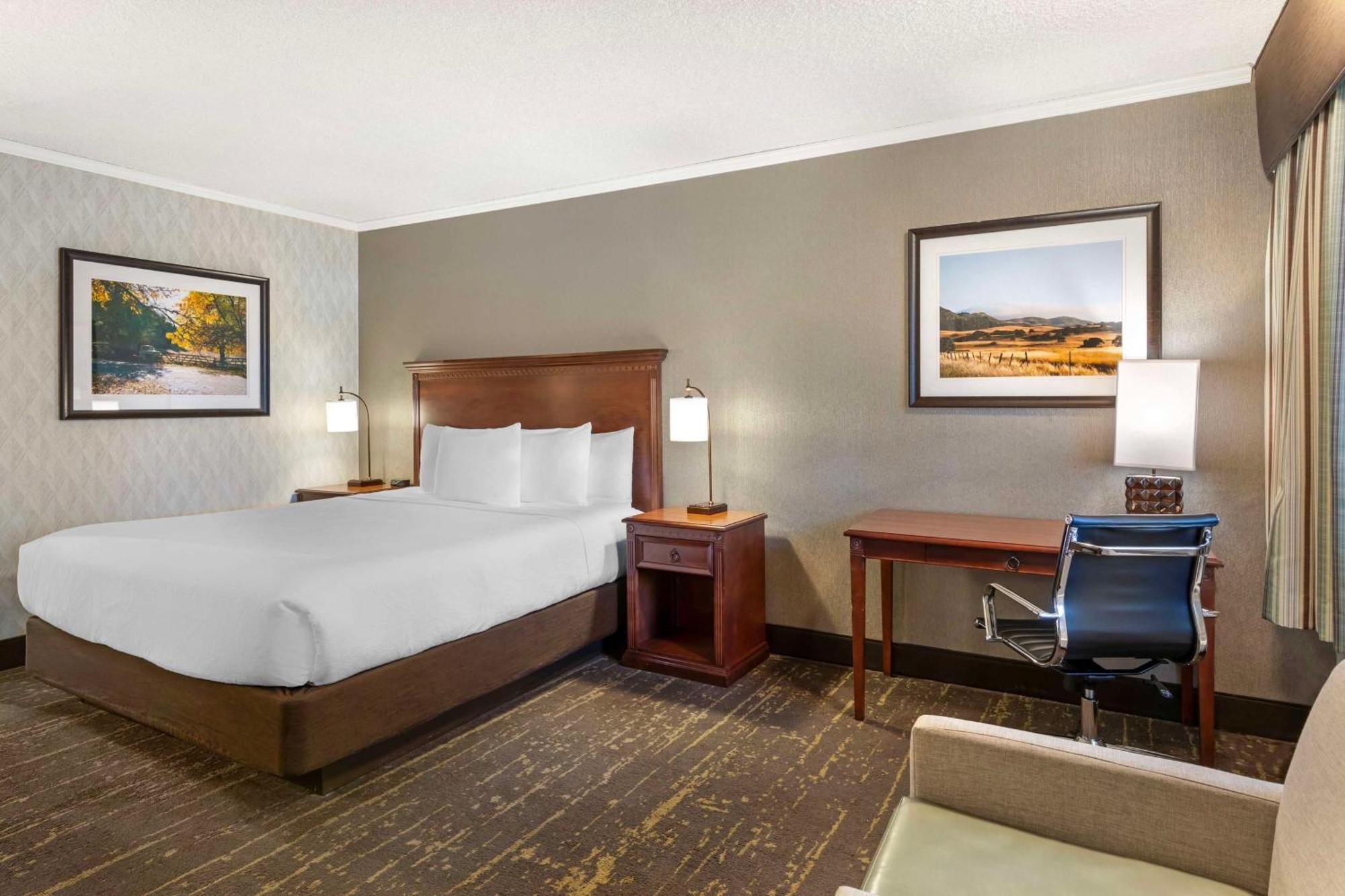 Best Western Plus Black Oak Hotel 3*
