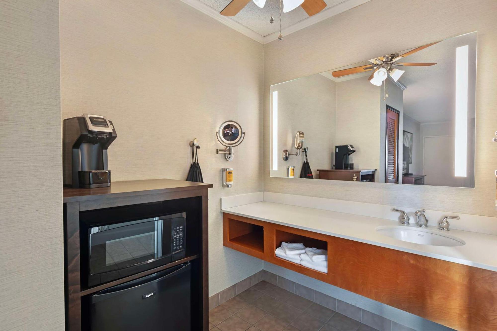 Best Western Plus Black Oak 3*