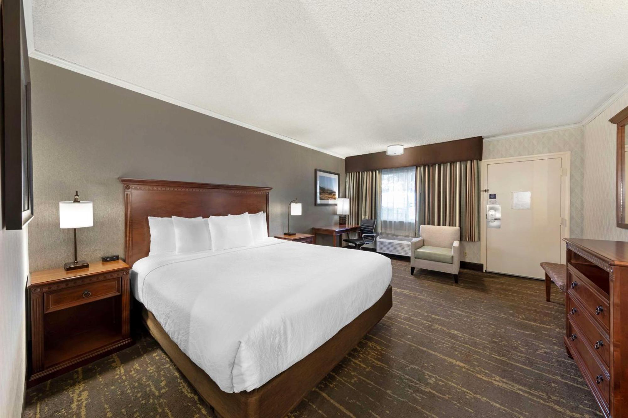 Best Western Plus Black Oak 3*