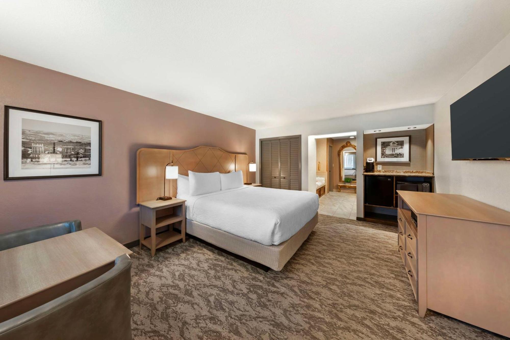 Best Western Plus Black Oak Hotel