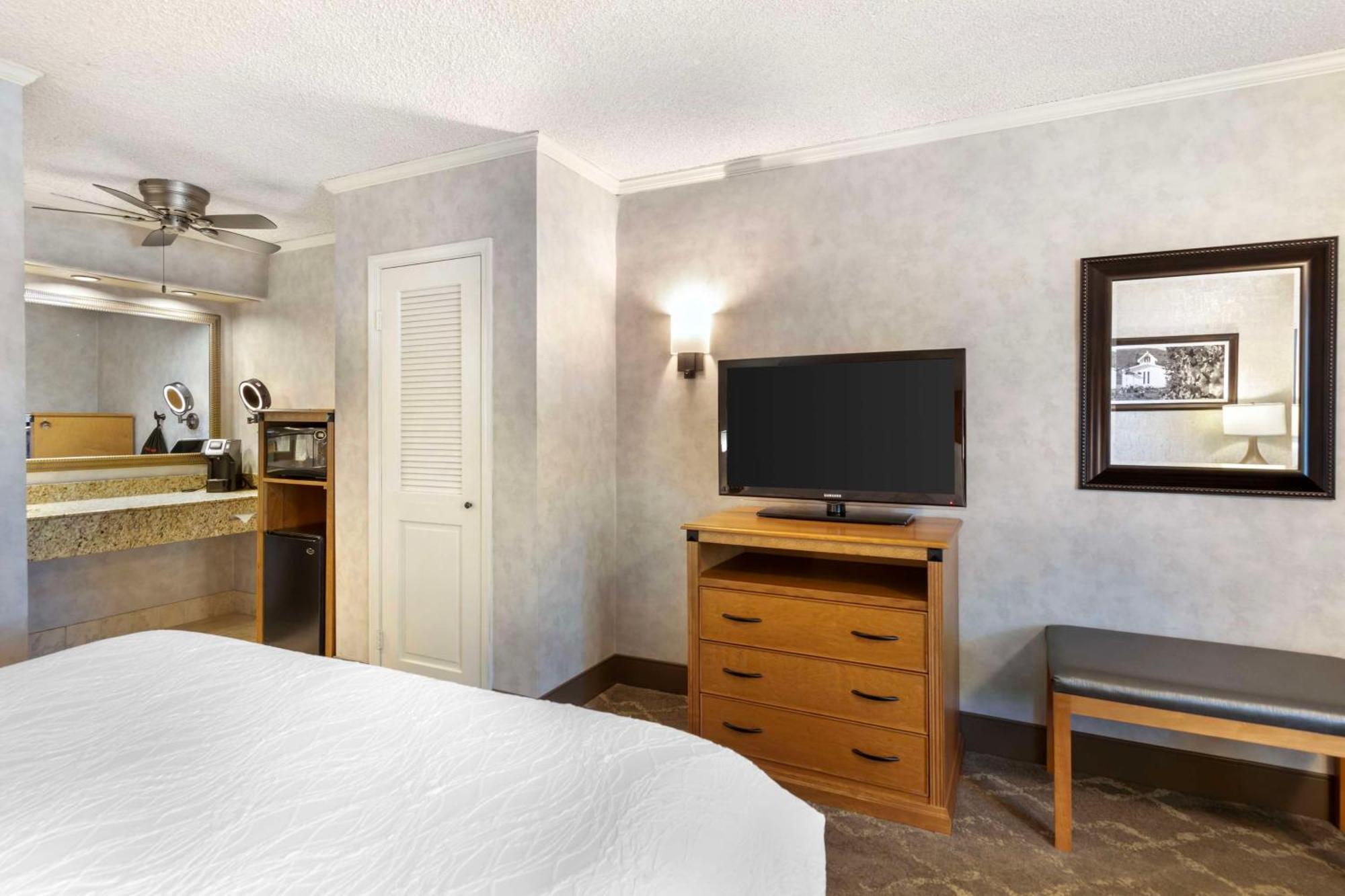 Best Western Plus Black Oak Hotel 3*