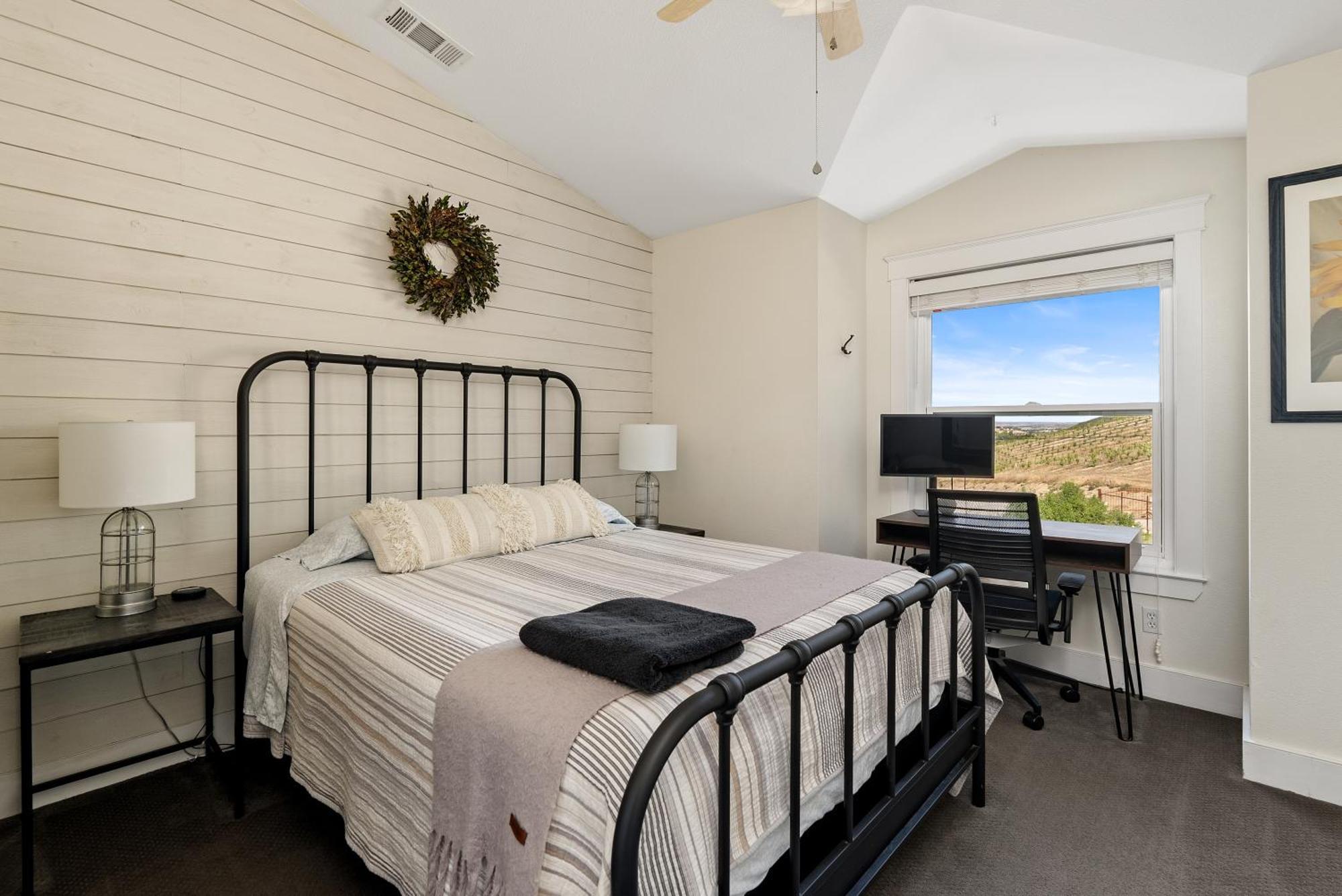 Wine Country Modern With Heated Pool, Hot Tub, Cybertruck Holiday home *