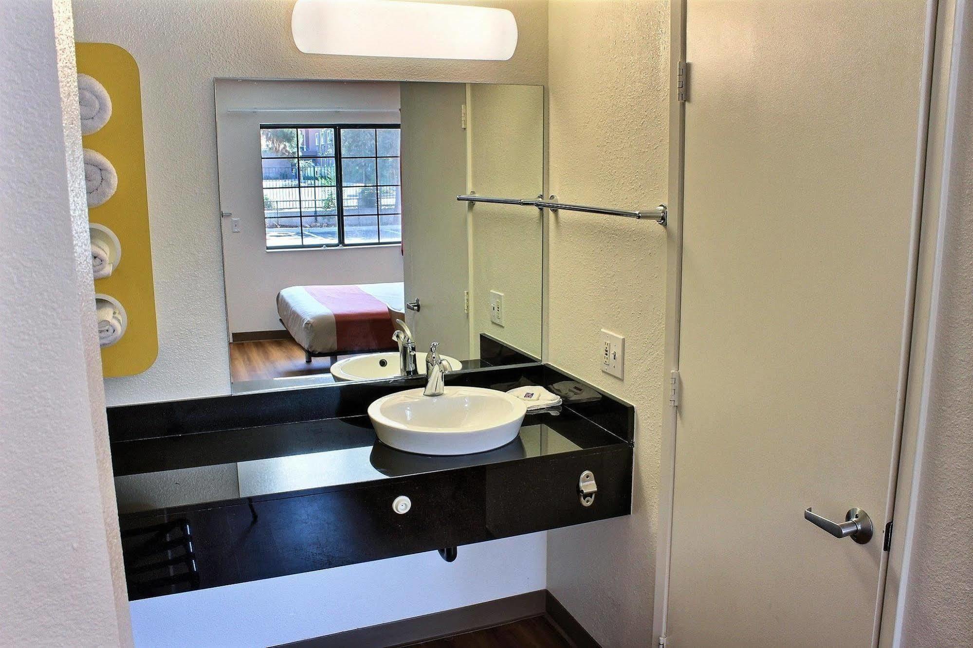 6-paso Robles, Ca Hotel