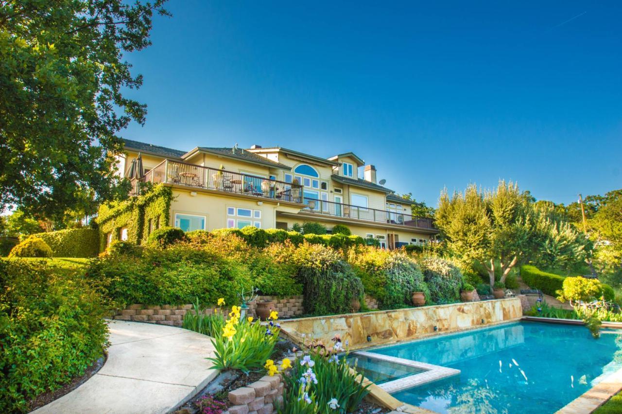 High Ridge Manor Bed & Breakfast