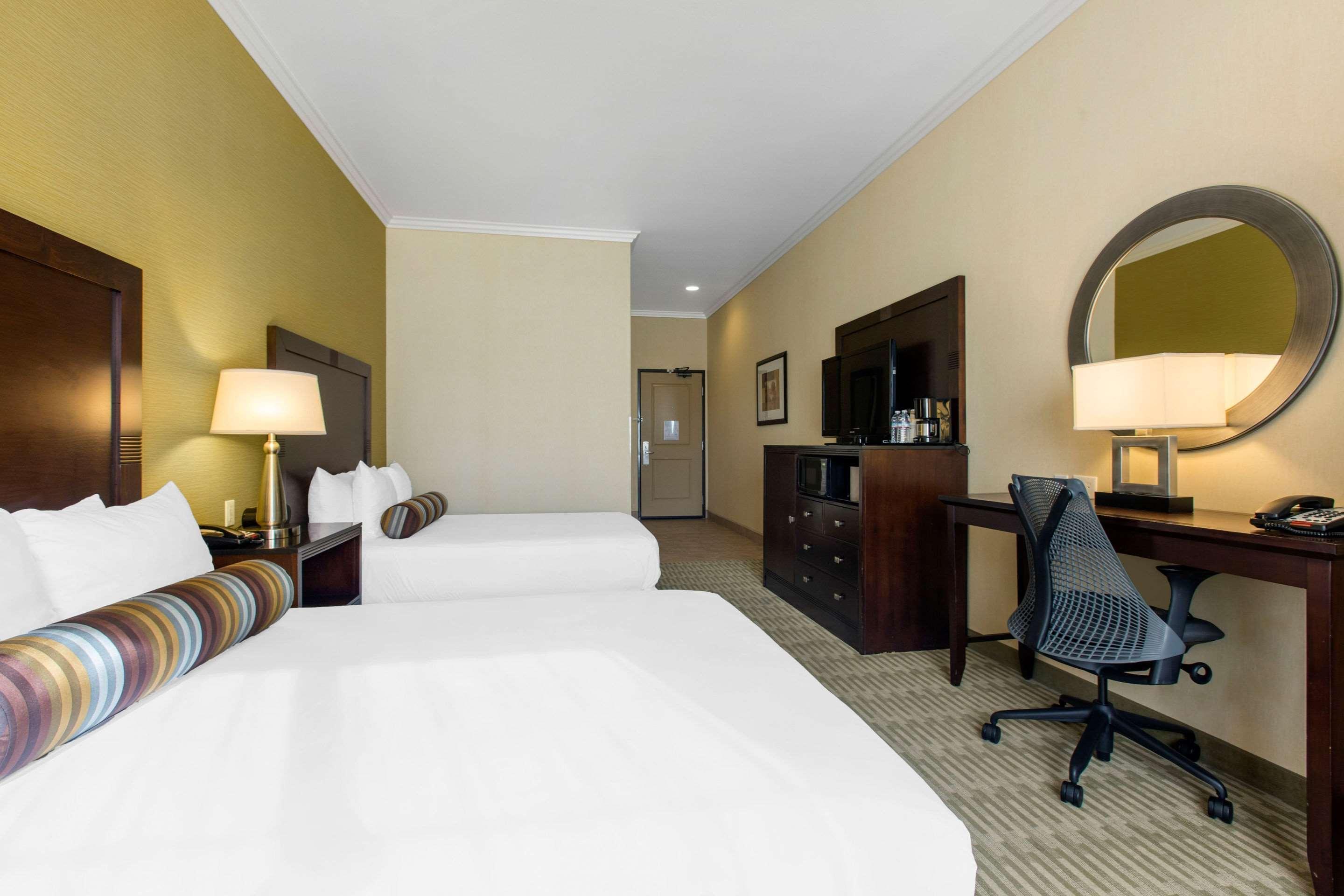 Hotel The Oaks & 4*