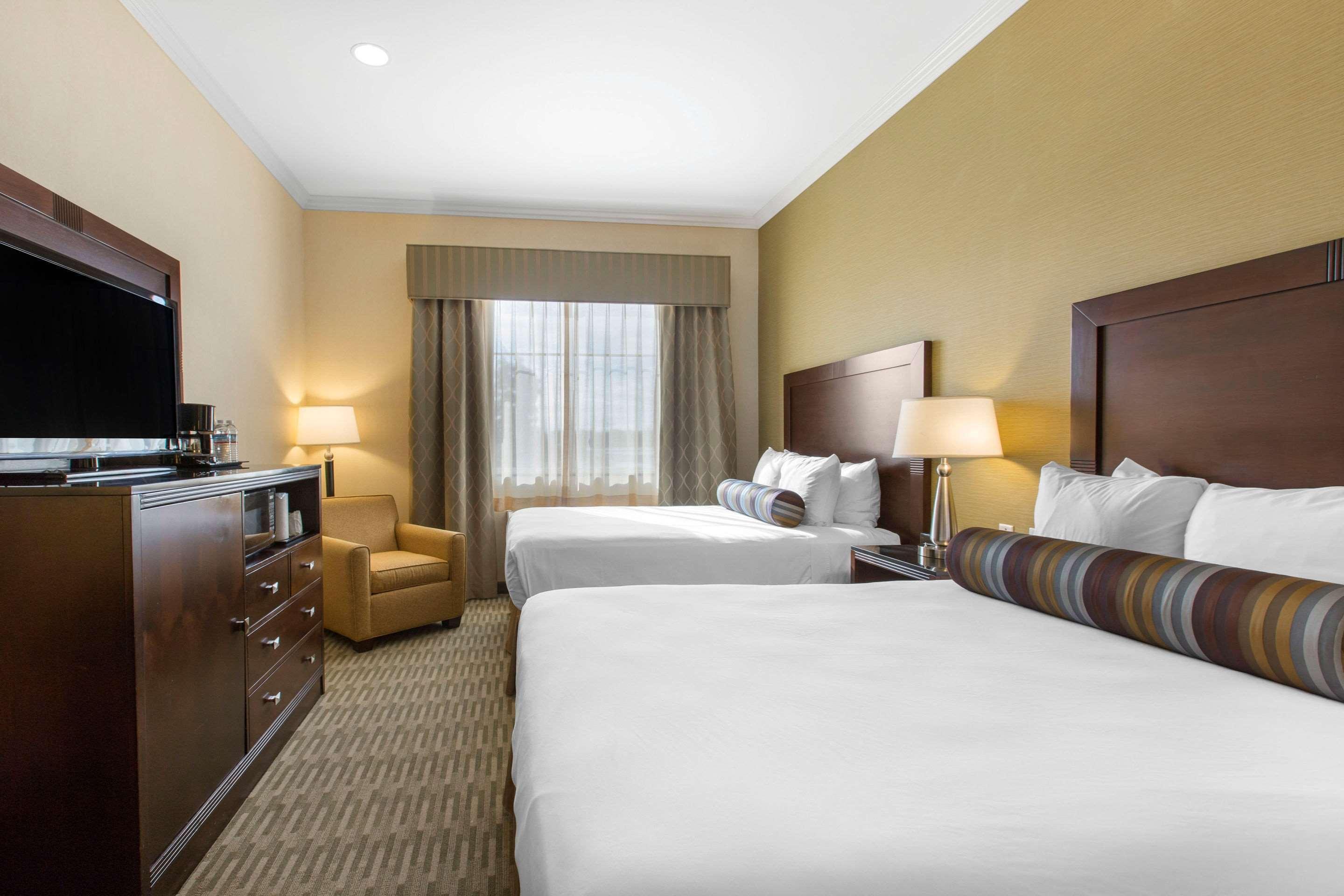 Hotel The Oaks & 4*