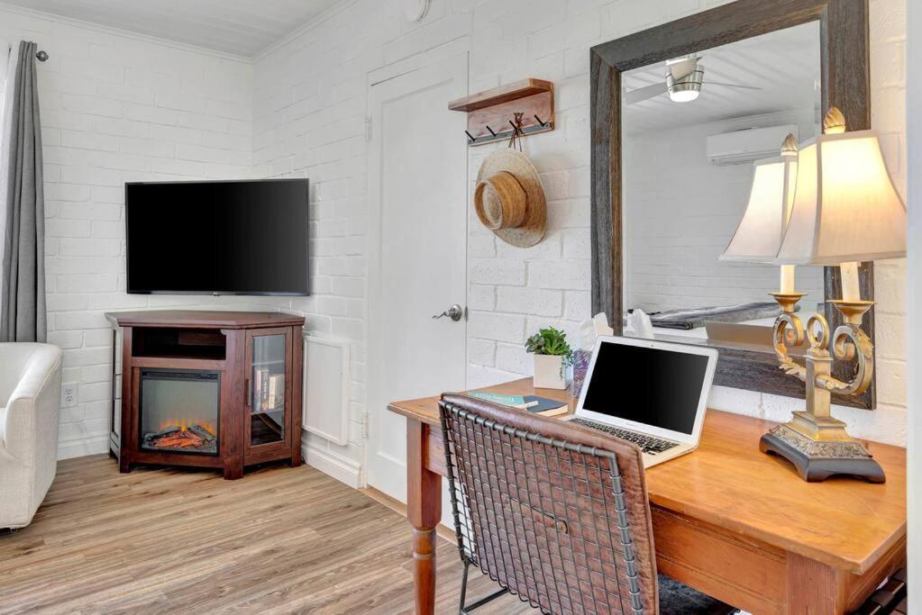 Hilltop 1 Bed/1 Bath Close To Downtown Paso Holiday home *
