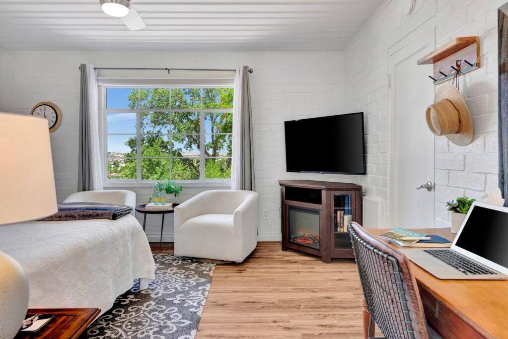 Hilltop 1 Bed/1 Bath Close To Downtown Paso