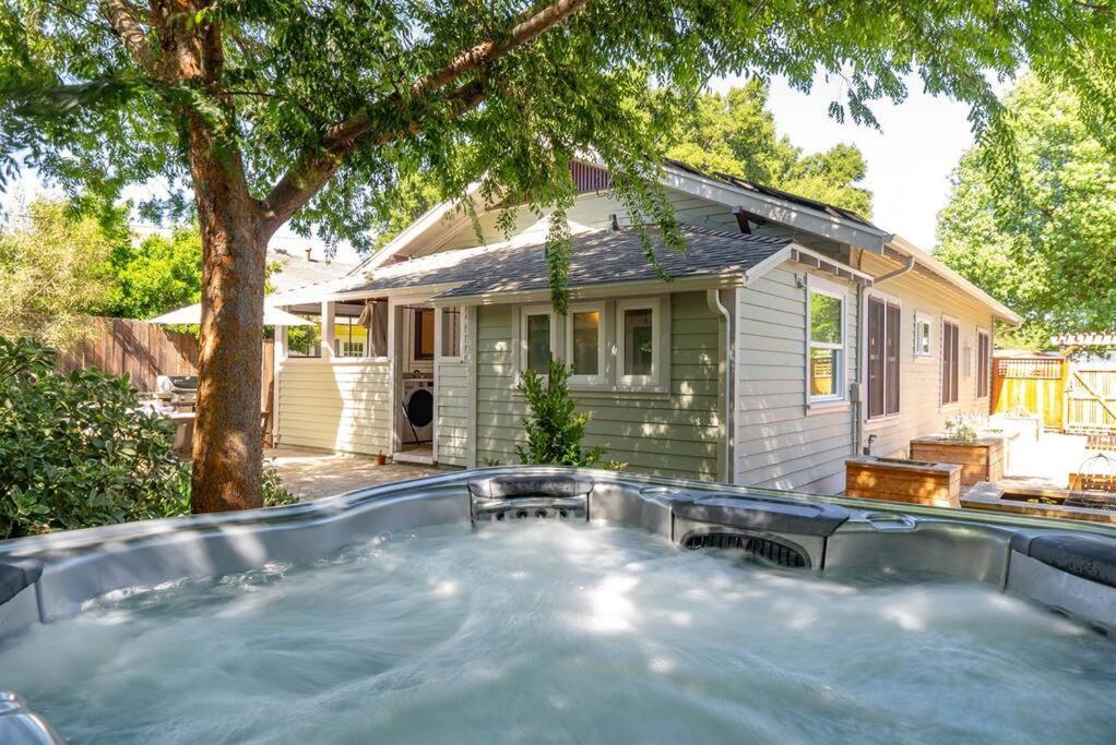 Vine Street Bungalow-hot Tub, Ev, Walk To Town