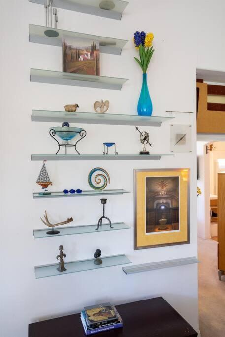 Manzanita Manor-whimsical Art & Near Downtown Paso Robles