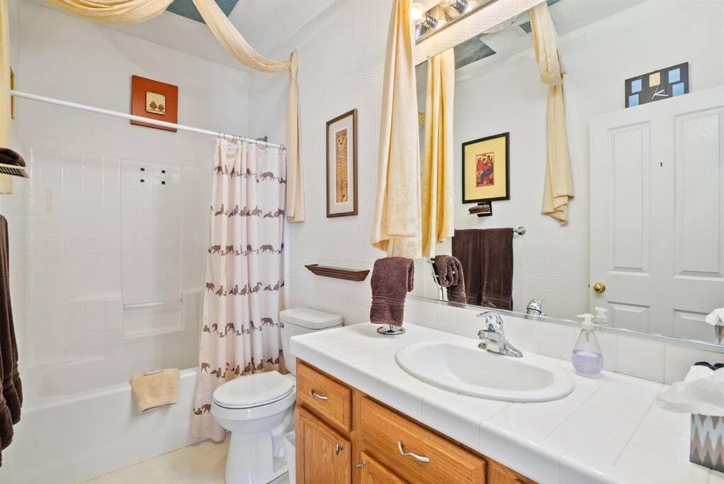 Holiday home Manzanita Manor-whimsical Art & Near Downtown Paso Robles