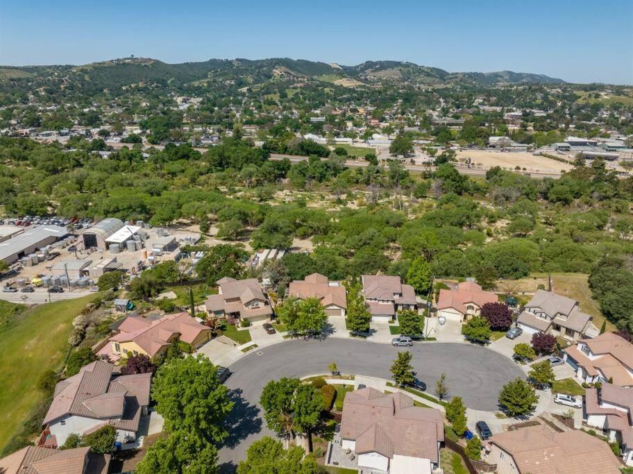 Manzanita Manor-whimsical Art & Near Downtown Holiday home