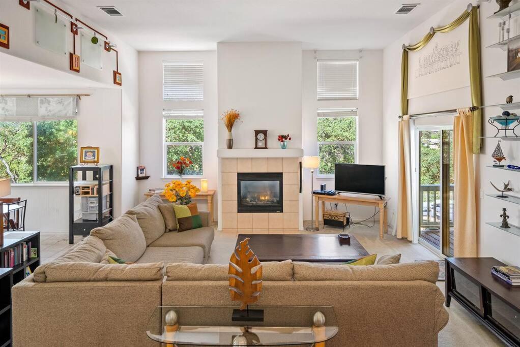 Manzanita Manor-whimsical Art & Near Downtown Holiday home *