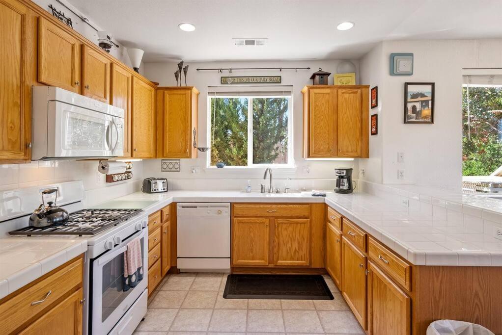 Manzanita Manor-whimsical Art & Near Downtown Paso Robles