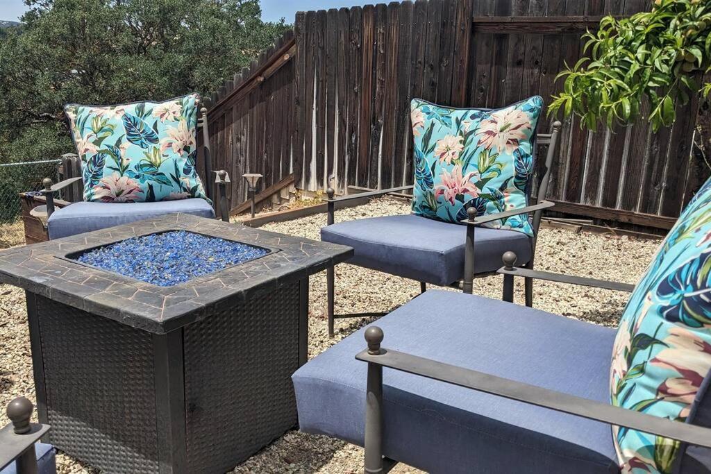 Manzanita Manor-whimsical Art & Near Downtown Holiday home