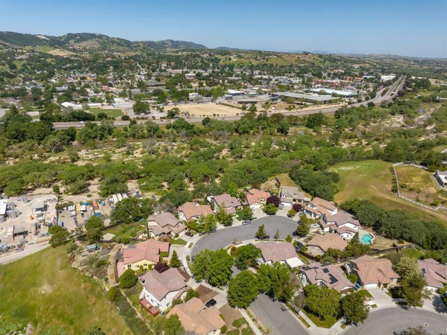 Manzanita Manor-whimsical Art & Near Downtown Holiday home
