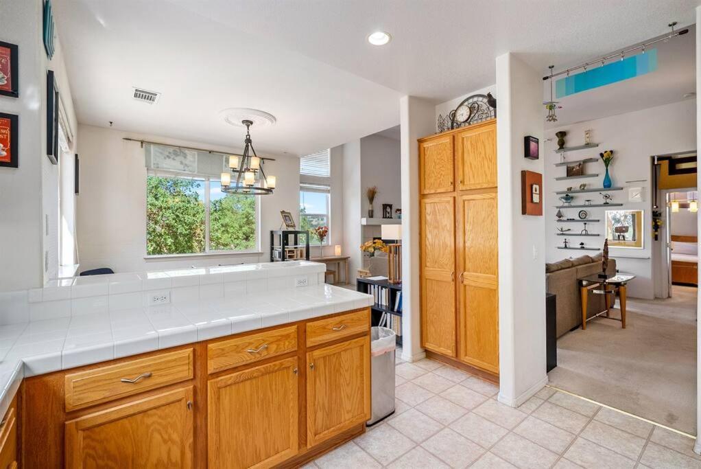 Manzanita Manor-whimsical Art & Near Downtown Holiday home *
