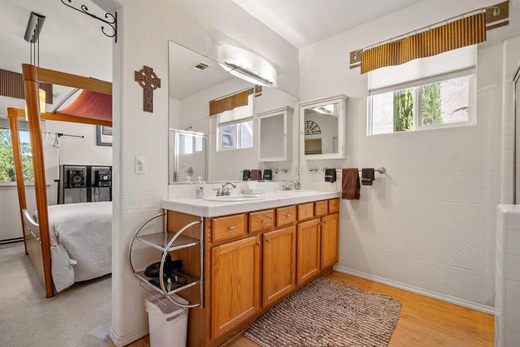 Manzanita Manor-whimsical Art & Near Downtown Holiday home Paso Robles