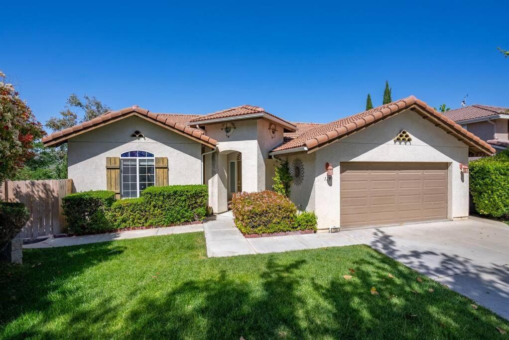 Manzanita Manor-whimsical Art & Near Downtown Holiday home
