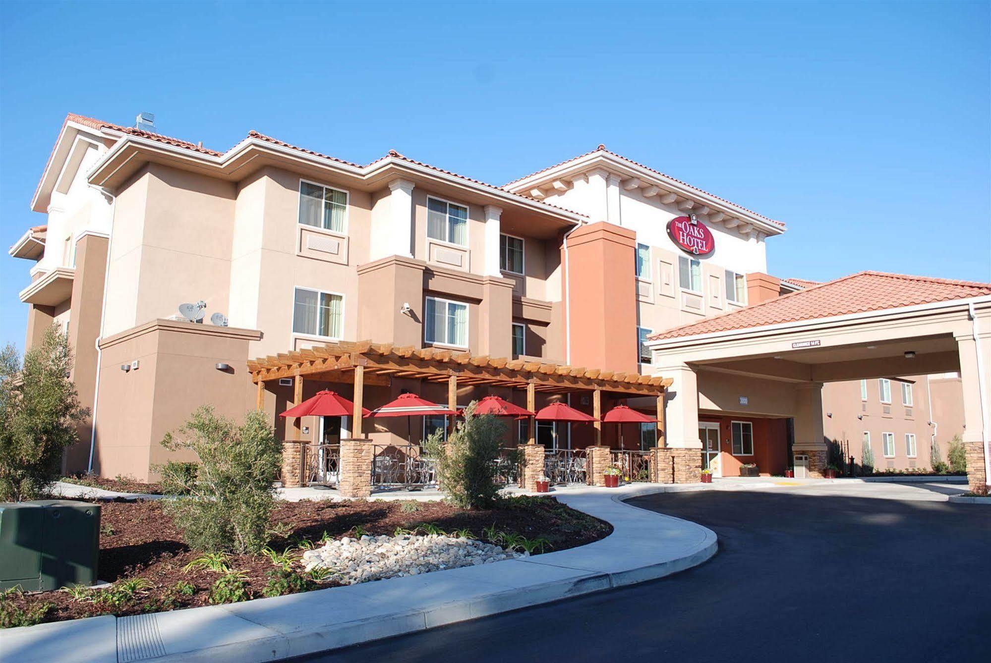 Hotel The Oaks &