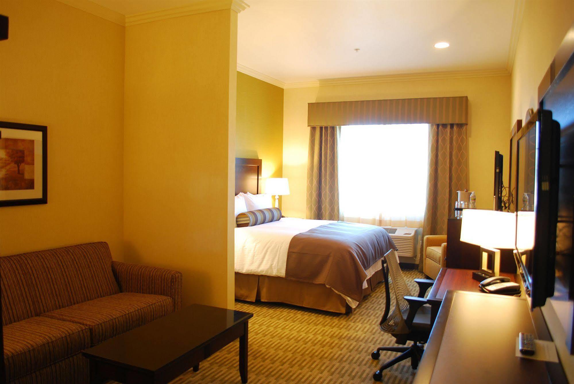 The Oaks & Hotel